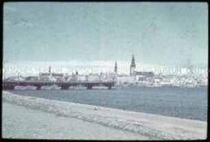 Russische Stadt an einem Fluss