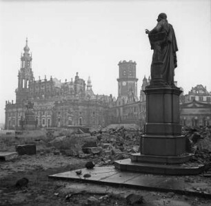 Dresden. Blick vom Denkmal Carl Maria von Webers über den Theaterplatz gegen Katholische Hofkirche und Schloß