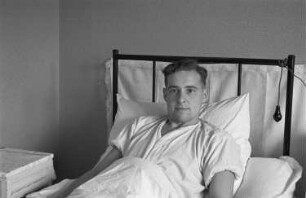Zweiter Weltkrieg. Lazarett (wahrscheinlich in Holland). Verwundeter Angehöriger der deutschen Wehrmacht im Krankenhausbett