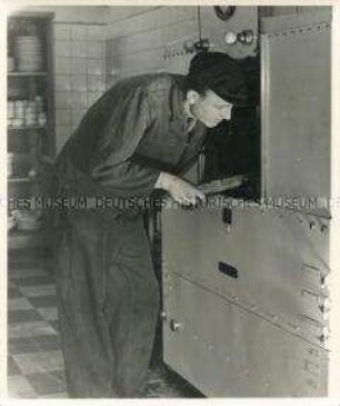 Geschirrspülmaschine in der Werksküche im VEB Leuna- Werke "Walter Ulbricht"