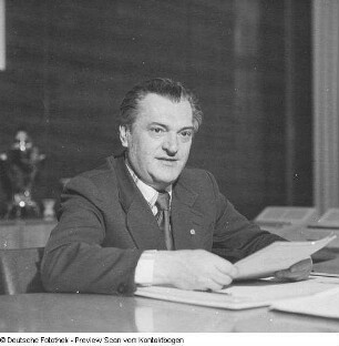 Gerhard Schill, Oberbürgermeister von Dresden, am Arbeitsplatz, Porträts