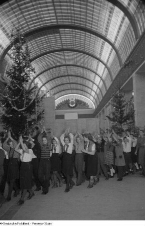 Einzug (Polonaise) der Pioniere in den Sowjetischen Pavillon