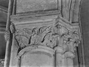 Nördliche Pfeilerreihe, 7. Pfeiler von Westen: Florale Ornamente