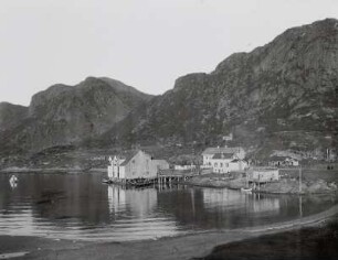 Landungsbrücke und Fischerhäuser in der Bucht des Vest-Fjords gegen Digermulenkollen : Digermulen auf Hinnöy/Lofoten (Norwegen). Landungsbrücke und Fischerhäuser in einer Bucht des Vestfjords gegen Digermulenkollen (388 m)