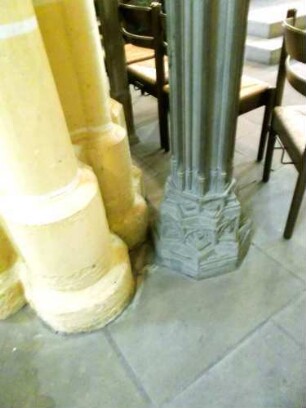 Stiftskirche-Langhaus Innen-Steinerne Kanzel (1504 von Steinmetz Hanselmann)-Kanzelsäule mit Profilierung sowie Basis mit plastischer Ornamentik in Übersicht von Norden