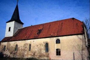 Kirche, Langhaus mit Dachreiter, rundbogige Fenster