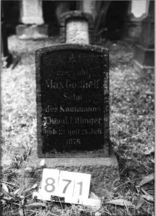 Grabstein 871 (Index: 99630373) Material: Granit mit geschliffener Platte Zustand: gut Maße HxBxT: 56x36x25 cm Beschreibung: Stele auf Sockel mit Segmentbogenabschluß Symbolik: sechszackiger Stern: Grabstein 871