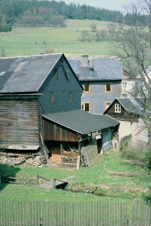 Scheune mit Holzschuppenanbau