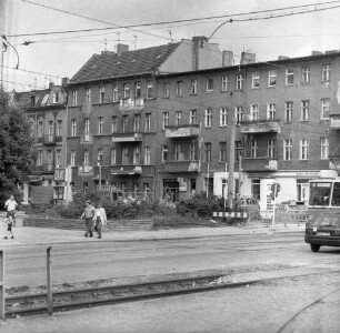 Berlin-Schöneweide, Firlstraße 37/39. Wohnhäuser mit Läden. Straßenansicht von Westen