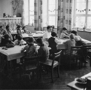 Ganztagsschule (Spielen-Lernen-spielend lernen). Beim Spielen im Schulhort (wahrscheinlich in der Haydnschule in Dresden-Striesen)