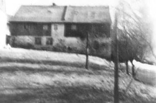 Neschwitz-Holscha. Ehem. Mühle, altes Wohnhaus und angrenzender Mühlenteil (links), um 1955, Repro (Bildersammlung Domann, Holscha)