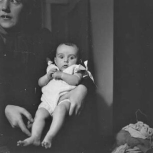 Säugling im Arm seiner Mutter