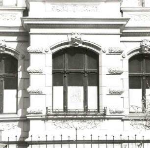 Cottbus, Karl-Liebknecht-Straße 117. Wohnhaus (1896). Risalitfenster (Erdgeschoss)