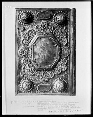 Evangeliar — Silbereinband, vergoldet, mit getriebenen und gegossenen Ornamenten und Figuren — Bucheinband Rückseite aus Silber, vergoldet