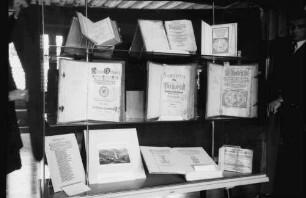 Konstanz: Ausstellung des Instituts für Reformations- und Kirchengeschichte der böhmischen Länder, Vitrinen mit Schriften
