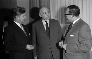 Müllheim: Motel Alte Post; Landesregierung in Müllheim; stehend: Minister Haußmann, Wiedemann