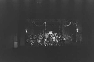 Szenenbilder aus "Karambolage", Operette von Conny Odd (Carlernst Ortwein) mit Libretto von Maurycy Janowski. Metropol-Theater Berlin, 02.04.1971