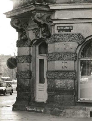 Dresden-Neustadt, Martin-Luther-Platz 14 / Ecke Pulsnitzer Straße. Wohnhaus mit Laden (um 1895). Ladentür