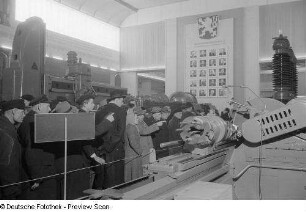 Besucher vor einem Messestand mit Maschinen auf der Ausstellungsfläche der Tschechoslowakei