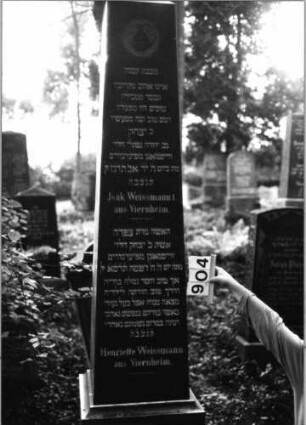 Grabstein 904 (Index: 99802547) Material: Granit, poliert Zustand: sehr gut Maße HxBxT: 313x53x53 cm Beschreibung: mehrfach getreppter Sockel, Obelisk Symbolik: Priesterwaschgeschirr (Schale mit Kanne): Grabstein 904 (Detailaufnahme 1)