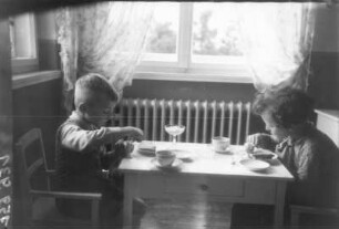 Meißen, Stadtparkhöhe 6. Ramon-Joachim Gerhardt mit einem Spielkameraden beim Frühstücken in der elterlichen Küche