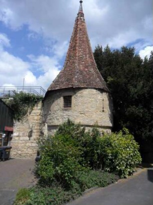 Stadtbefestigung - Wehrturm (Bürgerturm)-Ansicht von Südosten mit Schießscharte sowie Ansatz Stadtmauer über Feldseite