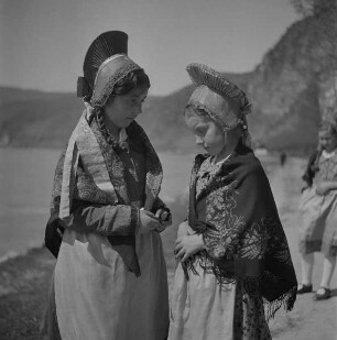 Mädchen in Wachauer Tracht am Ufer der Donau