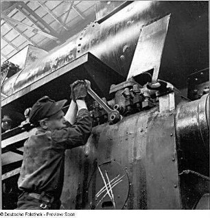 Berlin-Tempelhof. Montagearbeiten am Dampfzylinder einer Lokomotive im Reichsbahnausbesserungswerk Tempelhof