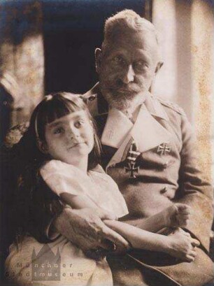 Doorn. Kaiser Wilhelm II. mit Prinzessin Henriette Schoenaich-Carolath im Arm