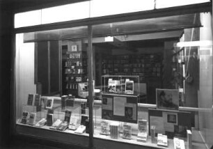 Roßwein. Wohnhaus mit Laden (Volksbuchhandlung), Dresdener Straße 16, nach 1806 erbaut. Schaufenster