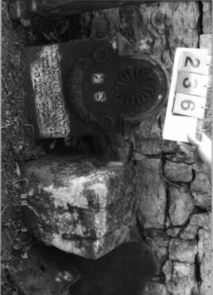 Grabstein 236 (Index: 100099884) Maße HxBxT: 56x38x13 cm Symbolik: Blüten, Verzierungen: Grabstein 236