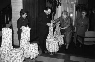 Schenkung von Puppenwagen durch die Frauengruppe des Volksbildungsvereins Conradin-Kreutzer-Bund an das Sybelheim.