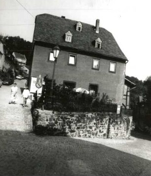 Schwarzenberg. Wohnhaus, Steinweg 2 (1. Hälfte 19. Jahrhundert). Straßenansicht mit Stützmauer