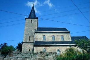 Kirche mit der Kirchhofmauer von Süd