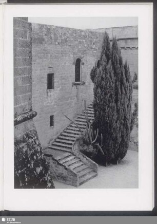 Kastell, Hof mit Palas an der Westseite