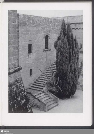Kastell, Hof mit Palas an der Westseite
