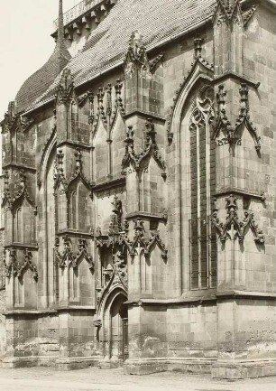 Rochlitz, Kunigundenkirche, Außenansicht : Blick auf die Südfront des Langhauses mit Hauptportal und vier Strebepfeilern