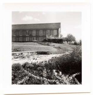 Haus Ottenberg, Kressbronn: Haus mit Treppe zum Garten und Plattenweg