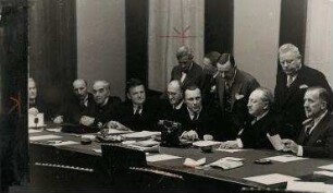 Sitzung der Sektion für Dichtkunst der Akademie der Künste, Berlin. von links (stehend): Bernhard Kellermann, Alfred Döblin, Thomas Mann, Max Halbe; von links (sitzend): Hermann Stehr, Alfred Mombert, Eduard Stucken, Wilhelm von Scholz, Oskar Loerke, Walter von Molo, Ludwig Fulda, Heinrich Mann