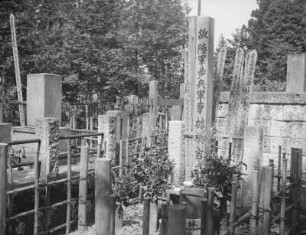 Friedhof des Ikegami Honmon-ji : Tokyo-Omori (heute Tokyo-Ōta). Friedhof des Ikegami Honmon-ji. Ansicht mit hölzernen Sotoba