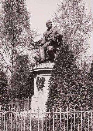 Sprottau, Denkmal für Heinrich Laube : Denkmal für Heinrich Laube (1806-1884; Dramatiker, Theaterleiter, Herausgeber). Sitzfigur auf Steinsockel von Johannes Pfuhl, 1885. Bronze, Stein. Ehemals Sprottau, Stadtpark (Verbleib unbekannt)