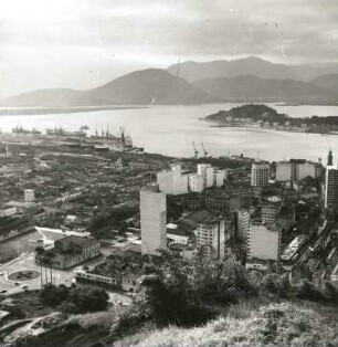 Santos, Brasilien. Blick vom Monte Serrat über den Hafen nach Nordosten gegen die Ilha de Santo Amaro