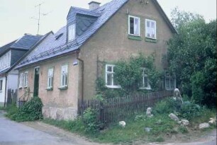 Straße mit kleinen, einstöckigen Häusern