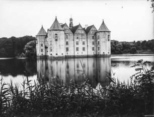 Schloss Glücksburg : Wasserschloss Glücksburg an der Flensburger Förde von Südwesten