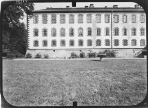 Meiningen, Schloßplatz 1. Schloß Elisabethenburg (1682-1692). Corps de logis von Nordwest (Teilansicht)