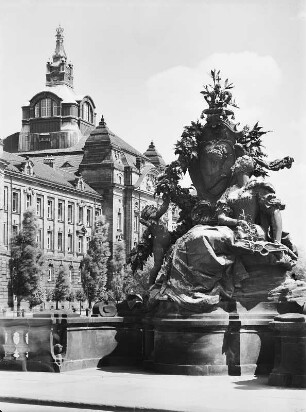 Dresden, Königin-Carola-Brücke : Dresden. Neustädter Brückenkopf der Königin-Carola-Brücke mit Medaillon der Königin Carola (1945 zerstört), Bronze, 1888, Skulptur "Flussgott". Im Hintergrund Ministerialgebäude