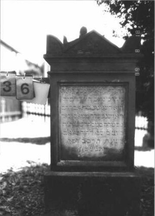 Grabstein 36 (Index: 100105197) Material: Sandstein Zustand: sehr gut Maße HxBxT: 100x45x24 cm Beschreibung: Stele, Sockel, Giebel mit Eckakroteren, Schriftfeld eingetieft: Grabstein 36