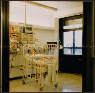 Kinderbett mit technischen Geräten in einem Krankenhaus (Prämiertes Foto)