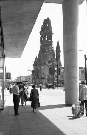 Berlin: Zoo; Durchblick durch Säulen des Hochhauses auf Gedächtniskirche