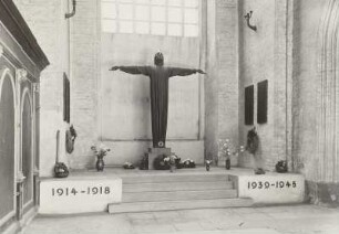 Gefallenen-Ehrenmal mit einer Christus-Statue